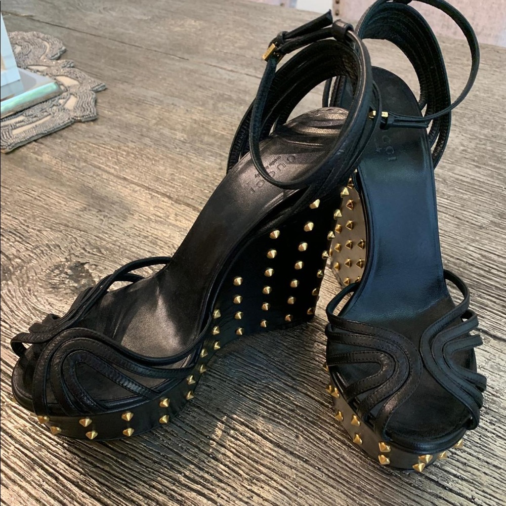 Black Gucci pumps with golden studs - Picture 3 of 4
